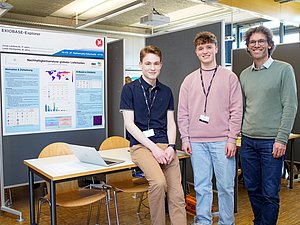 Lukas Harzbecker und Jonas Lambrecht präsentieren an ihrem Stand beim Regionalwettbewerb Jungend Forscht Pforzheim / Enz an der Hochschule Pforzheim den Exiobase-Explorer. Hier mit Betreuer Prof. Dr. Hendrik Lambrecht.