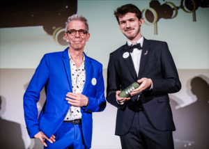 Zwei Personen posieren bei einer Preis verleihung