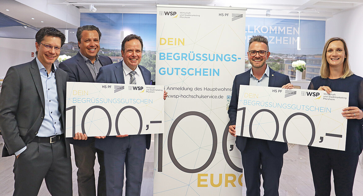 Die Beteiligten der Stadt, Hochschule und vom WSP-Pforzheim präsentieren den 100 €Begrüßungsgutschein in XXL-Format