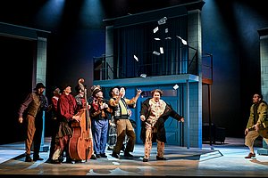 Darsteller*innen der Oper „IL BARBIERE DI SIVIGLIA“ performen auf der Bühne des Stadttheaters Pforzheim