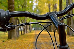 Fahrrad auf einem Waldweg im Herbst