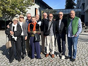 Das Foto zeigt die Alumnigruppe bei ihrem Besuch auf dem Campus.