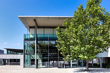 Zu sehen ist die Bibliothek (frontal) von außen der Hochschule Pforzheim.