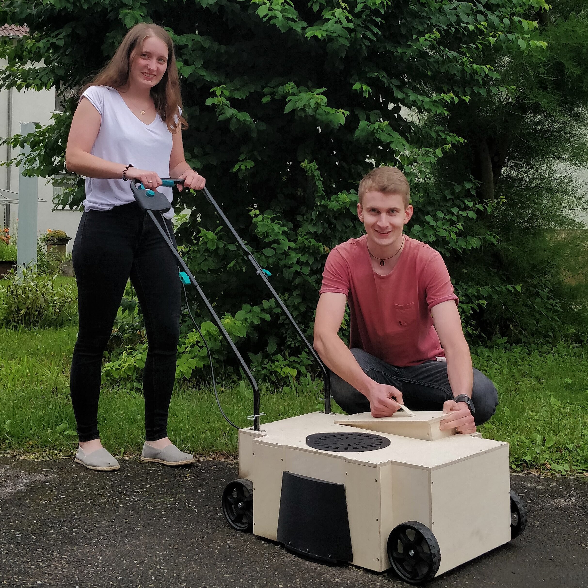 Kathrin Geiger und Markus Baisch haben im Rahmen eines Forschungsprojekts ihres Masterstudiengangs „Produktentwicklung“ ein Gerät „zur Fugenreinigung von Steinflächen im Außenbereich“ konzipiert. Der realisierte Prototyp unterscheidet sich von gängigen Lösungen am Markt: Das teilautomatisierte Gerät kann nicht nur platzsparend aufbewahrt werden, es verfügt außerdem über eine integrierte Schmutzaufnahme, eine Spritzschutzvorrichtung sowie eine Funktion zur Kanten- bzw. Randsteinreinigung. (Foto: Privat)