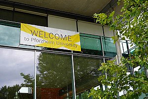 Ein "Welcome to Pforzheim University"-Banner hängt über dem Eingang der Bibliothek der Business School