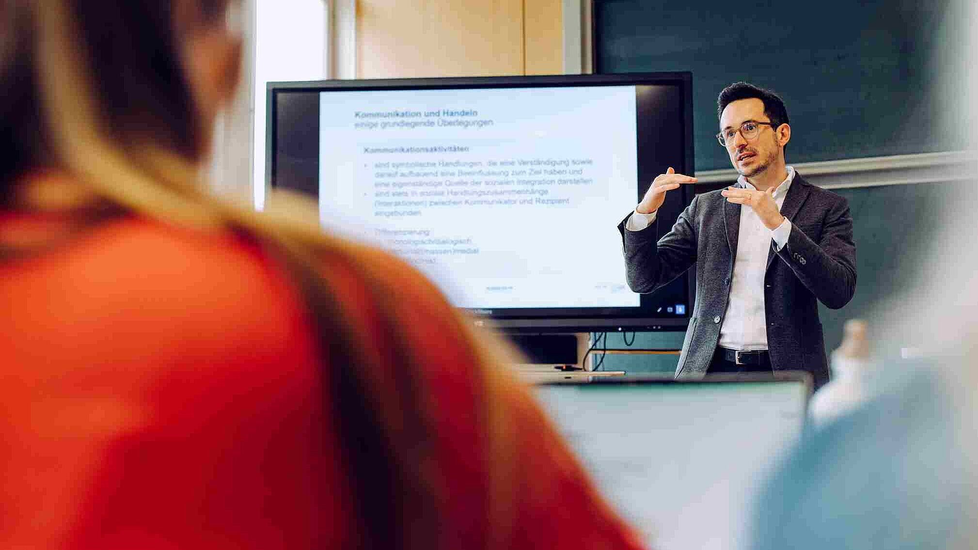 Professor bei einer Vorlesung an der Hochschule Pforzheim