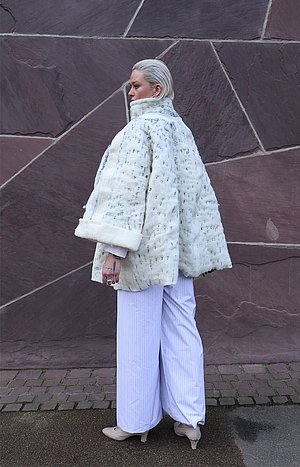 Model trägt Outfit aus der Kollektion puregrid