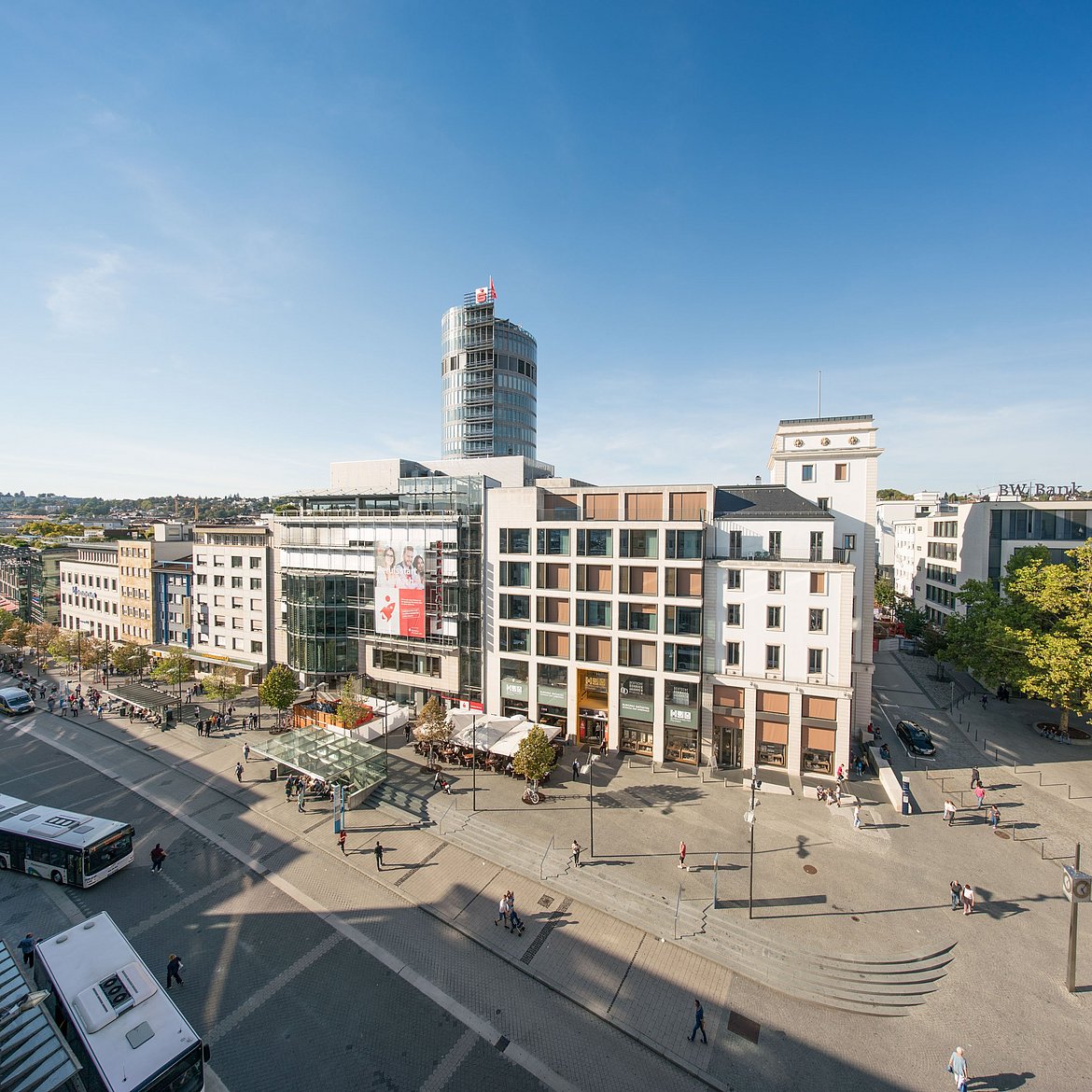 Zu sehen ist der Leopoldplatz, ein Einkaufsviertel mit Straße und Gebäuden, in Pforzheim.