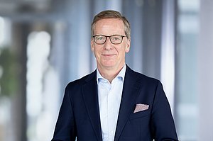 Älterer Herr mit Brille (Michael Hüther) schaut ins Bild