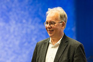 Prof Dr Matthias Kropp smiles into the camera at the award ceremony for the teaching prize.