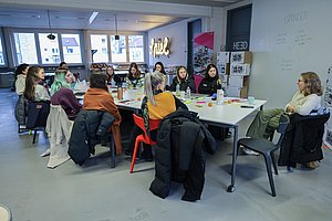 Workshopsituation: eine Gruppe Frauen sitzt beisammen. 