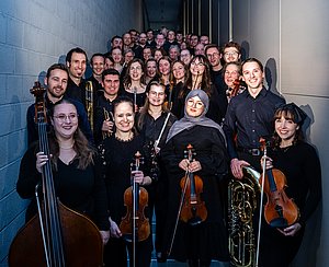Das Orchester der Hochschule posiert mit ihren Instrumenten