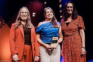 Anja Körnle erhält BdKom Talent Award Anja Körnle, Alumna des Studiengangs Corporate Communication Management, strahlt bei der Verleihung des BdKom Talent Awards 2026 in einem blauen Oberteil in die Kamera