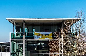 Die Blibliothek der Hochschule Pforzheim mit Willkommens-Banner