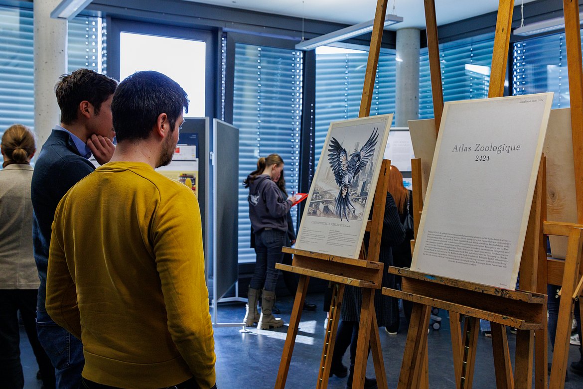 Menschen schauen sich Werke in einer Vernissage an