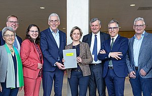 Stefanie Seemann (MdL, Grüne), Jochen Protzer (WFG-Geschäftsführer), Katrin Schindele (MdL, CDU), Landrat Helmut Riegger (Landkreis Calw), Wirtschaftsministerin Dr. Nicole Hoffmeister-Kraut (CDU), Dr. Hans-Ulrich Rülke (MdL, FDP), Philip Paschen (Witzenmann) und Prof. Dr. Bernhard Kölmel (Hochschule Pforzheim). ©Foto:DorisLöffler