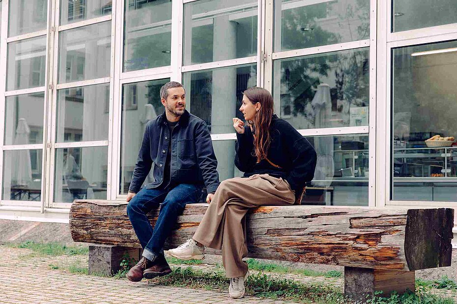 Mitarbeitende in der Pause auf dem Campus der Hochschule Pforzheim