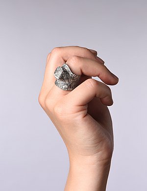 Foto einer Hand, welche einen Ring trägt