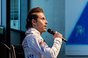 Ein Sänger limitierte Elvis und gab bei der Erstsemesterbegrüßung Einblicke ins Programm des Stadttheaters Pforzheim. 