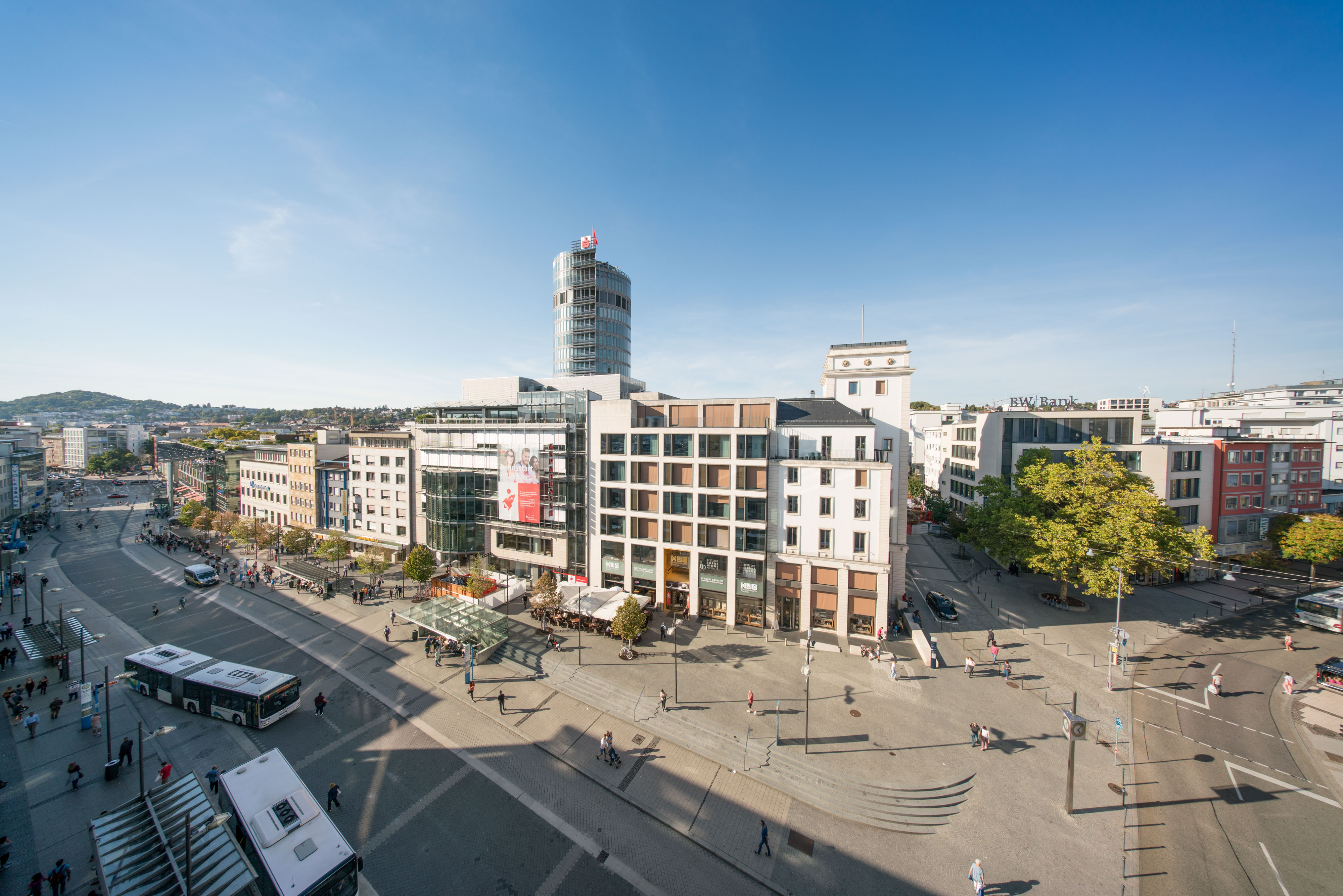 Zu sehen ist der Leopoldplatz, ein Einkaufsviertel mit Straße und Gebäuden, in Pforzheim.